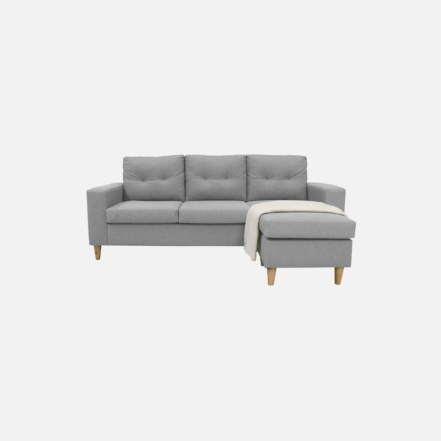 Sala en L Cielo visto de frente en tela color gris con patas de madera clara y manta decorativo blanca, ideal para salas modernas - All Star Muebles Colombia