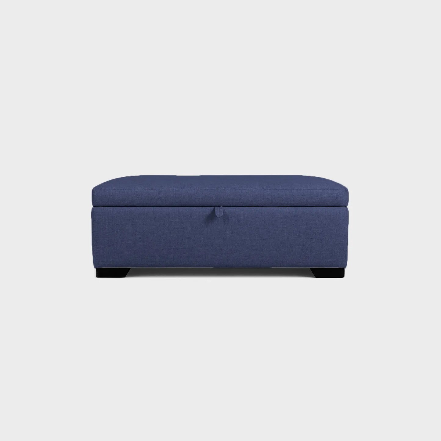 Puff tipo baúl visto de frente, tapizado color azul, con patas en madera color negro, fotografía sobre fondo blanco, ideal para visualizar la combinación de estilos y colores - All Star muebles