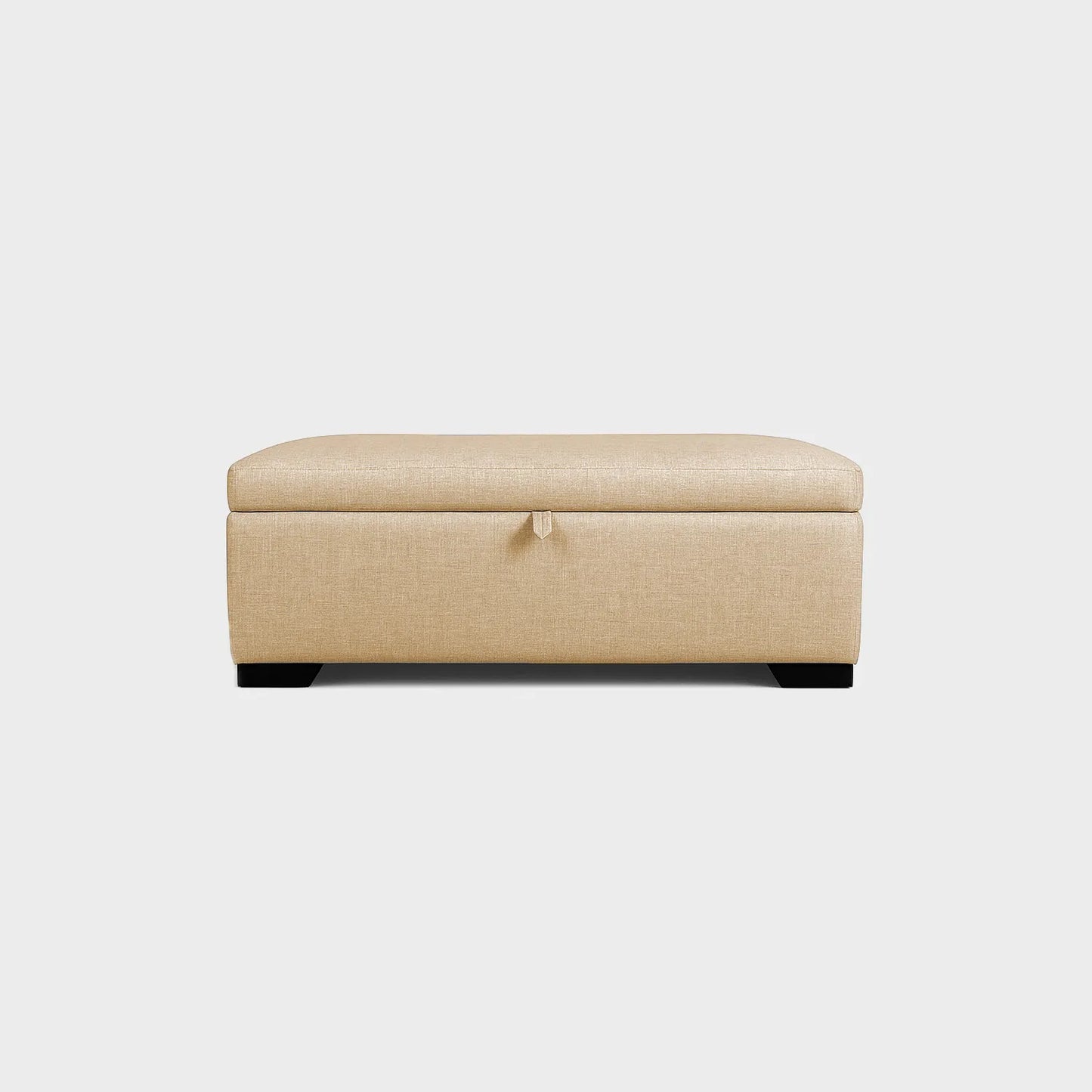 Puff tipo baúl visto de frente, tapizado color beige, con patas en madera color negro, fotografía sobre fondo blanco, ideal para visualizar la combinación de estilos y colores - All Star muebles