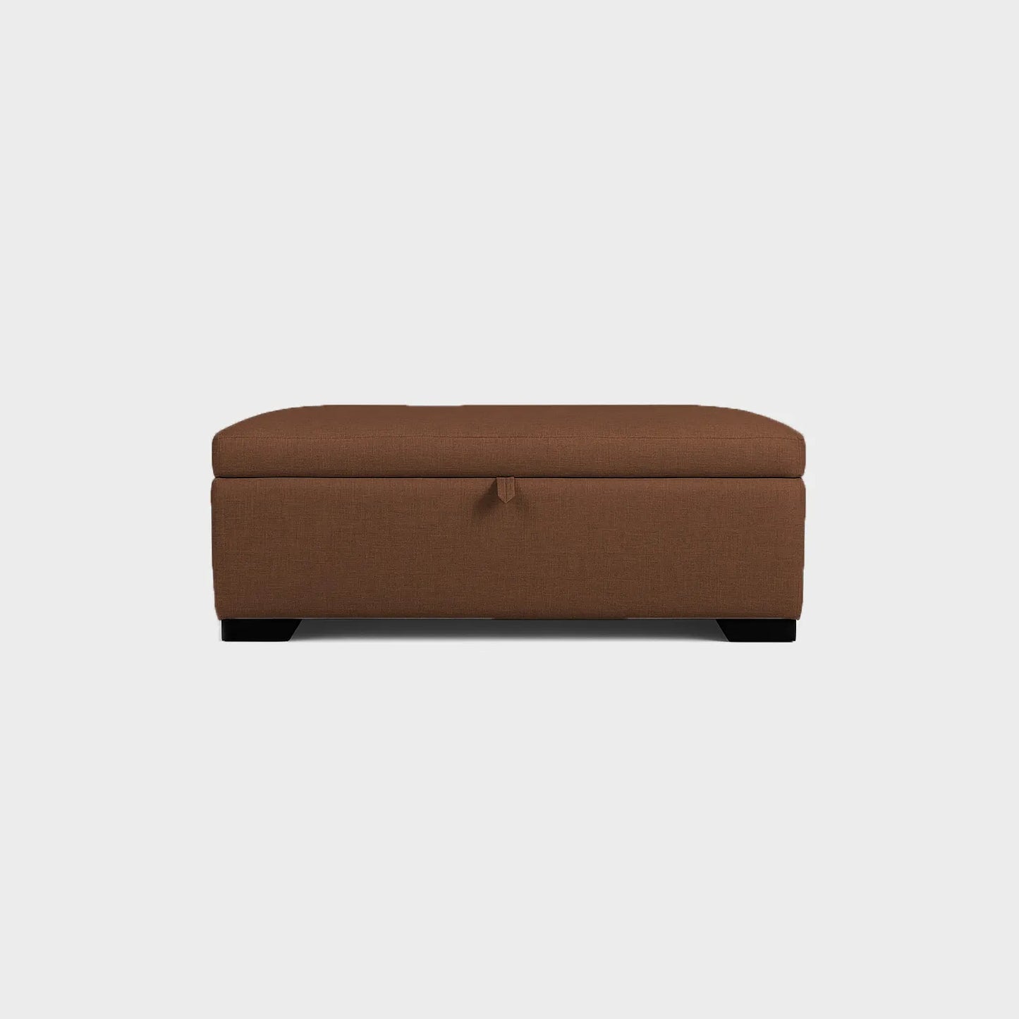 Puff tipo baúl visto de frente, tapizado color café, con patas en madera color negro, fotografía sobre fondo blanco, ideal para visualizar la combinación de estilos y colores - All Star muebles