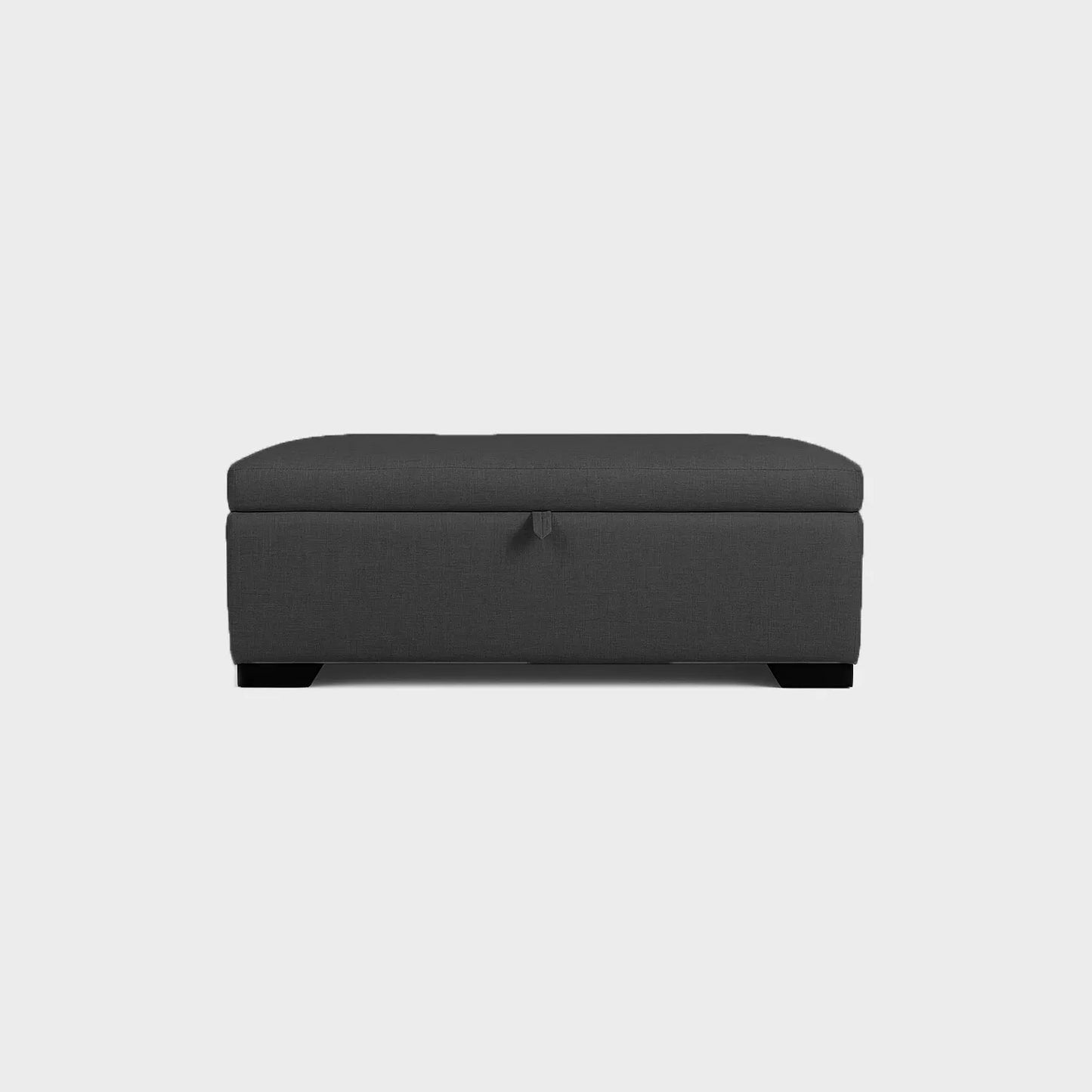 Puff tipo baúl visto de frente, tapizado color negro, con patas en madera color negro, fotografía sobre fondo blanco, ideal para visualizar la combinación de estilos y colores - All Star muebles