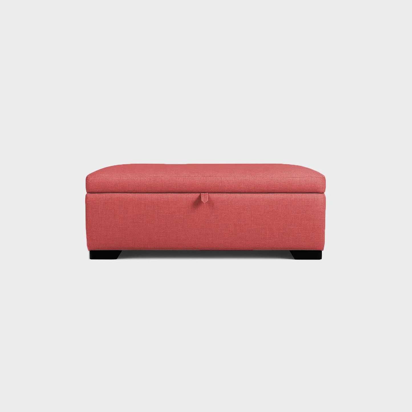 Puff tipo baúl visto de frente, tapizado color salmón, con patas en madera color negro, fotografía sobre fondo blanco, ideal para visualizar la combinación de estilos y colores - All Star muebles