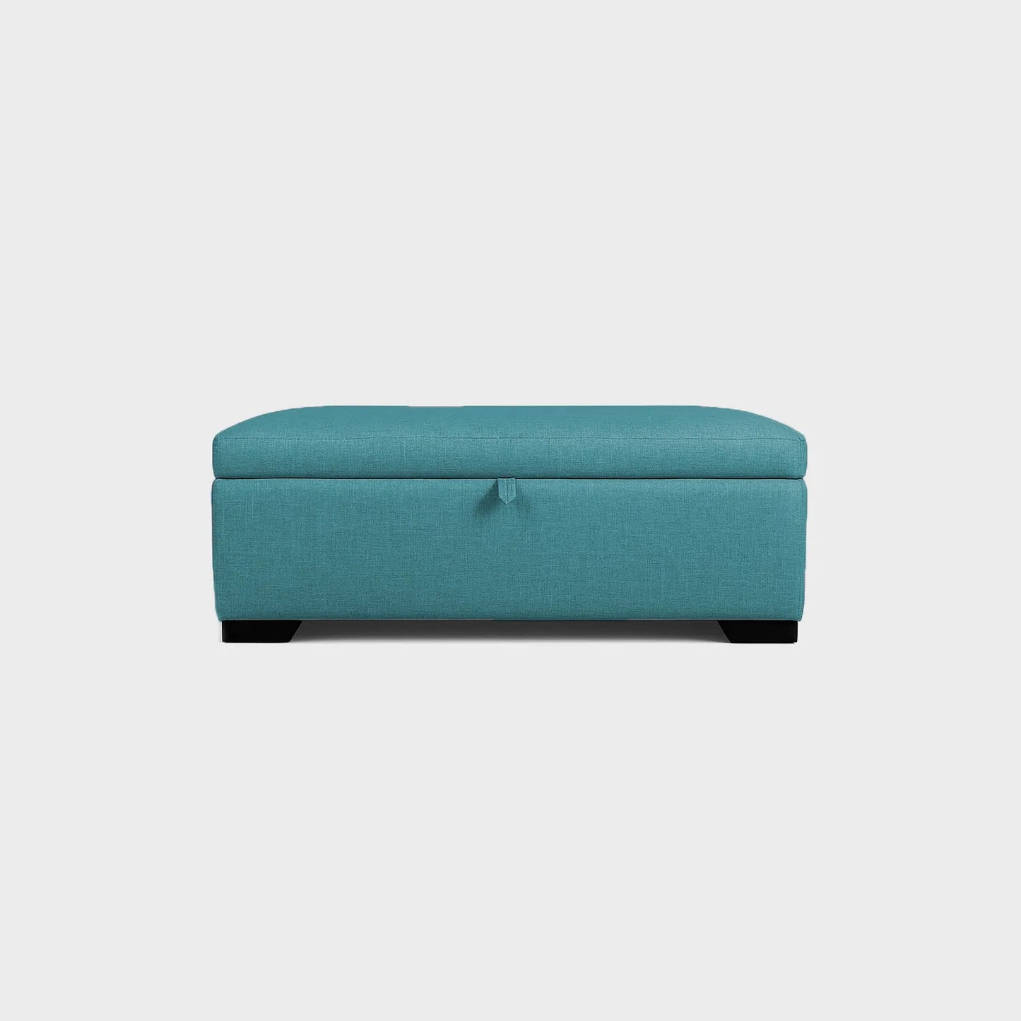 Puff tipo baúl visto de frente, tapizado color turquesa, con patas en madera color negro, fotografía sobre fondo blanco, ideal para visualizar la combinación de estilos y colores - All Star muebles
