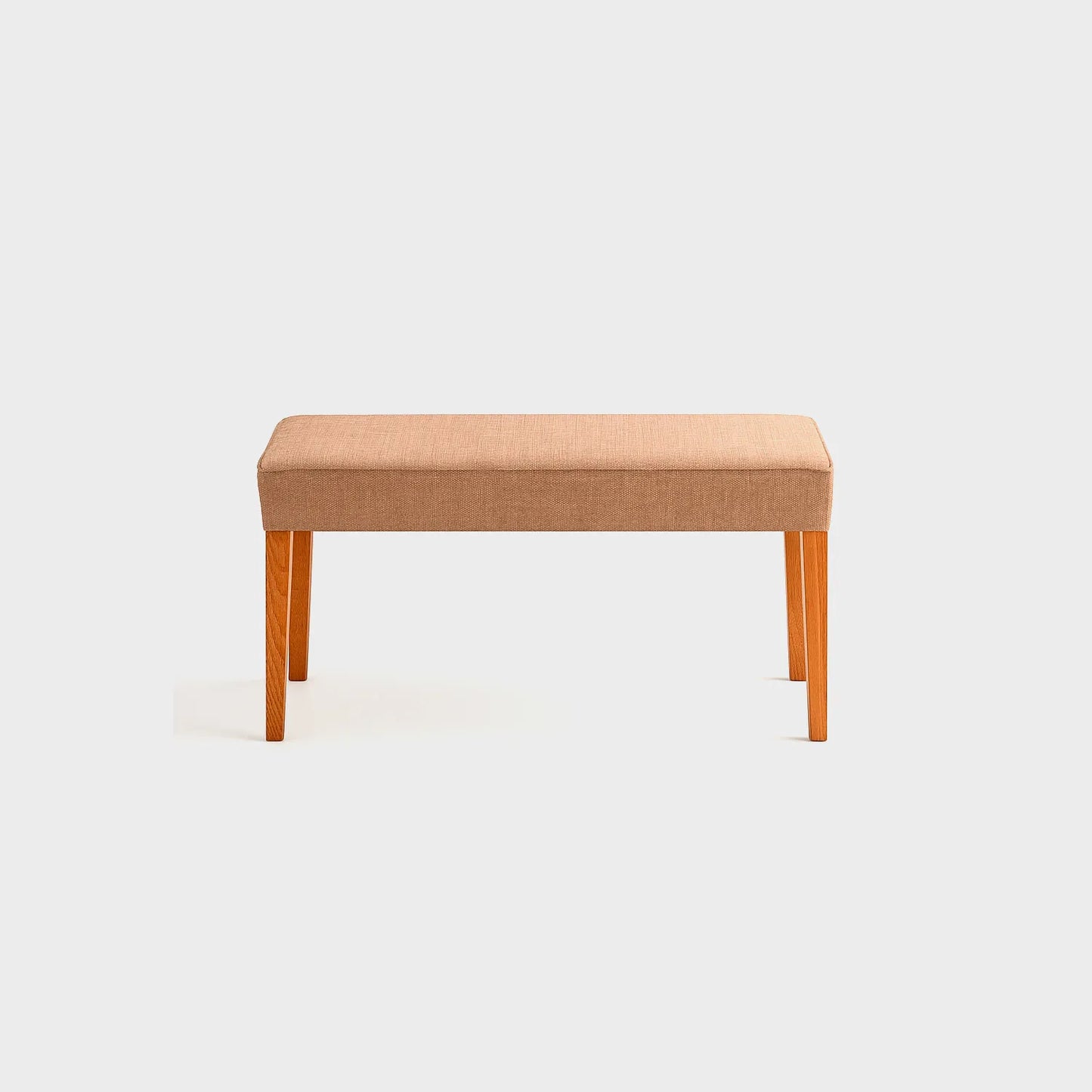 Butaco de comedor Sahara con bastidor en madera maciza tono natural, tapizado liso color beige, fotografía sobre fondo blanco, ideal para visualizar la combinación de estilos y colores - All Star muebles