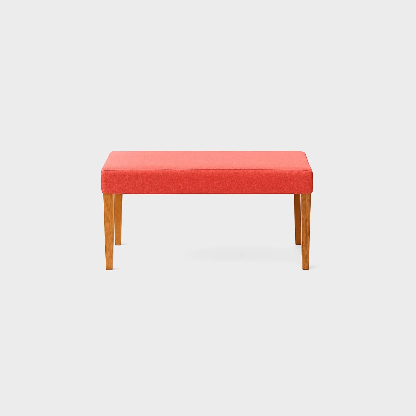 Butaco de comedor Miguel Angel visto de frente con bastidor en madera maciza tono natural, tapizado liso color salmón, fotografía sobre fondo blanco, ideal para visualizar la combinación de estilos y colores - All Star muebles