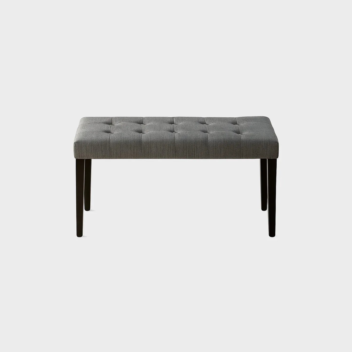 Butaco de comedor Hollywood visto de frente con bastidor en madera maciza tono negro, tapizado capitoné color gris, fotografía sobre fondo blanco, ideal para visualizar la combinación de estilos y colores - All Star muebles