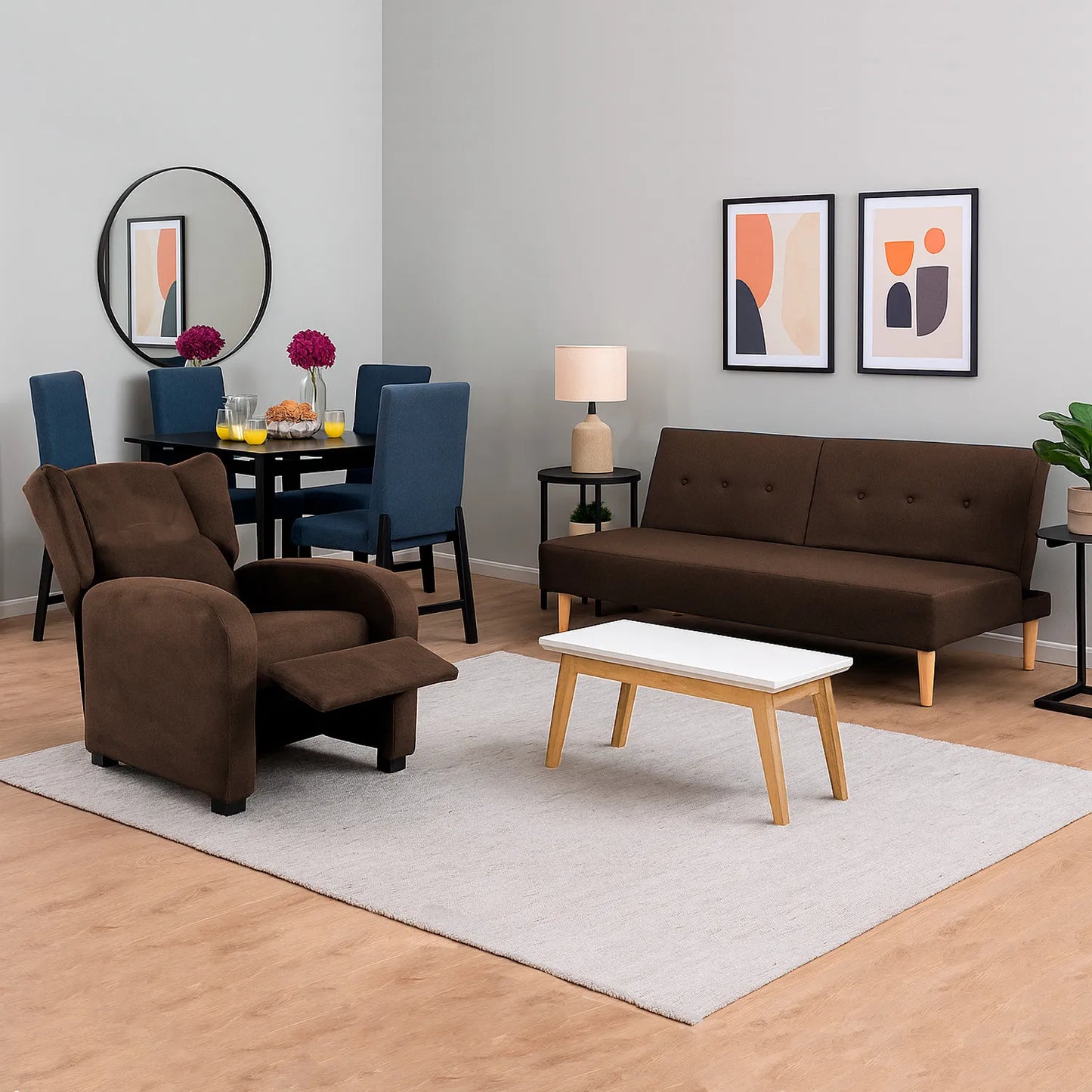 Sofá cama 3 puestos en tela café con patas en madera color natural, ubicado en sala moderna con mesa auxiliar y sillón reclinable color café, ambientado con comedor de madera en tono negro y sillas tapizadas color azul. Ideal para hogares colombianos que buscan confort y estilo moderno - All Star muebles