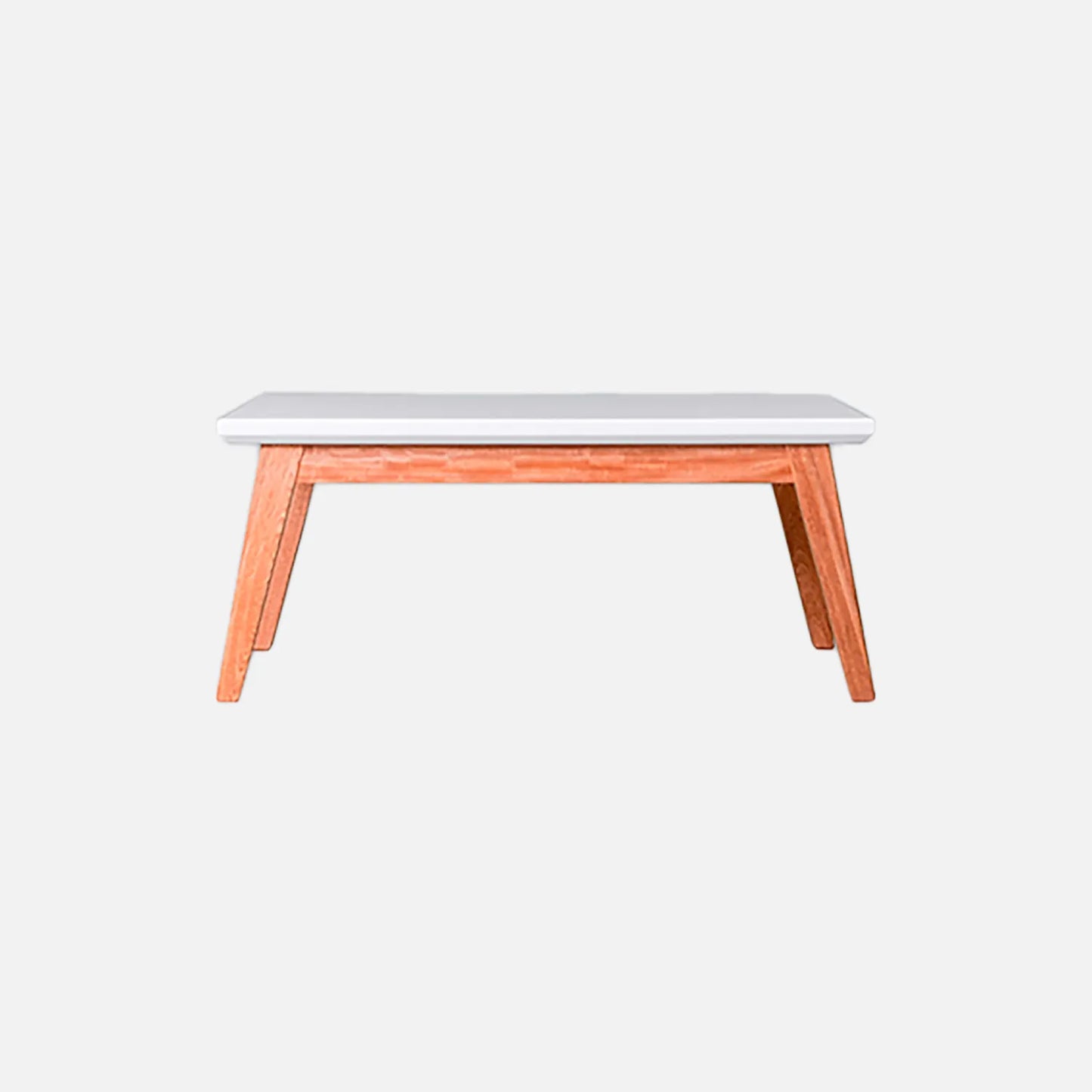 Mesa auxiliar Tanner vista de frente en madera maciza tono natural, con tapa color blanco, fotografía sobre fondo blanco, ideal para visualizar la combinación de estilos y colores - All Star muebles