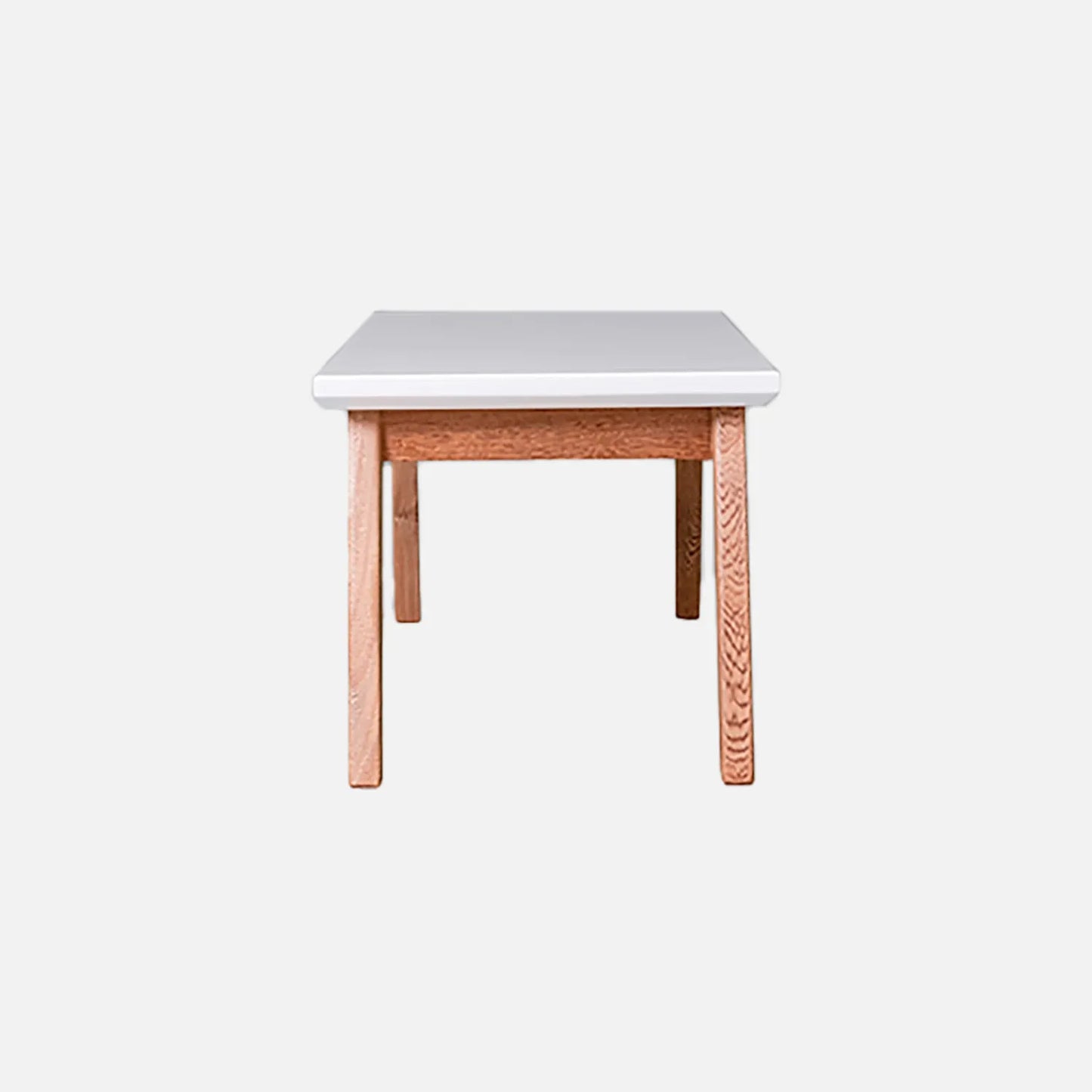 Mesa auxiliar Tanner vista en lateral en madera maciza tono natural, con tapa color blanco, fotografía sobre fondo blanco, ideal para visualizar la combinación de estilos y colores - All Star muebles