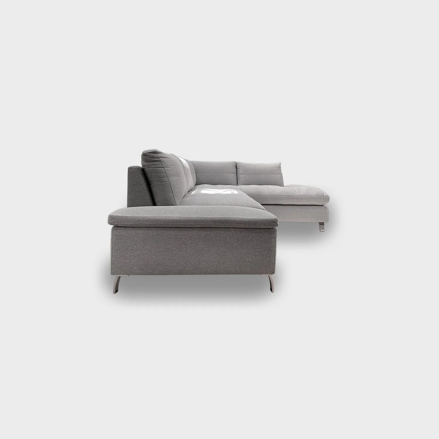 Sala en L Ravenna visto en lateral, tapizado color gris, con patas metálicas, fotografía sobre fondo blanco, ideal para visualizar la combinación de estilos y colores - All Star muebles