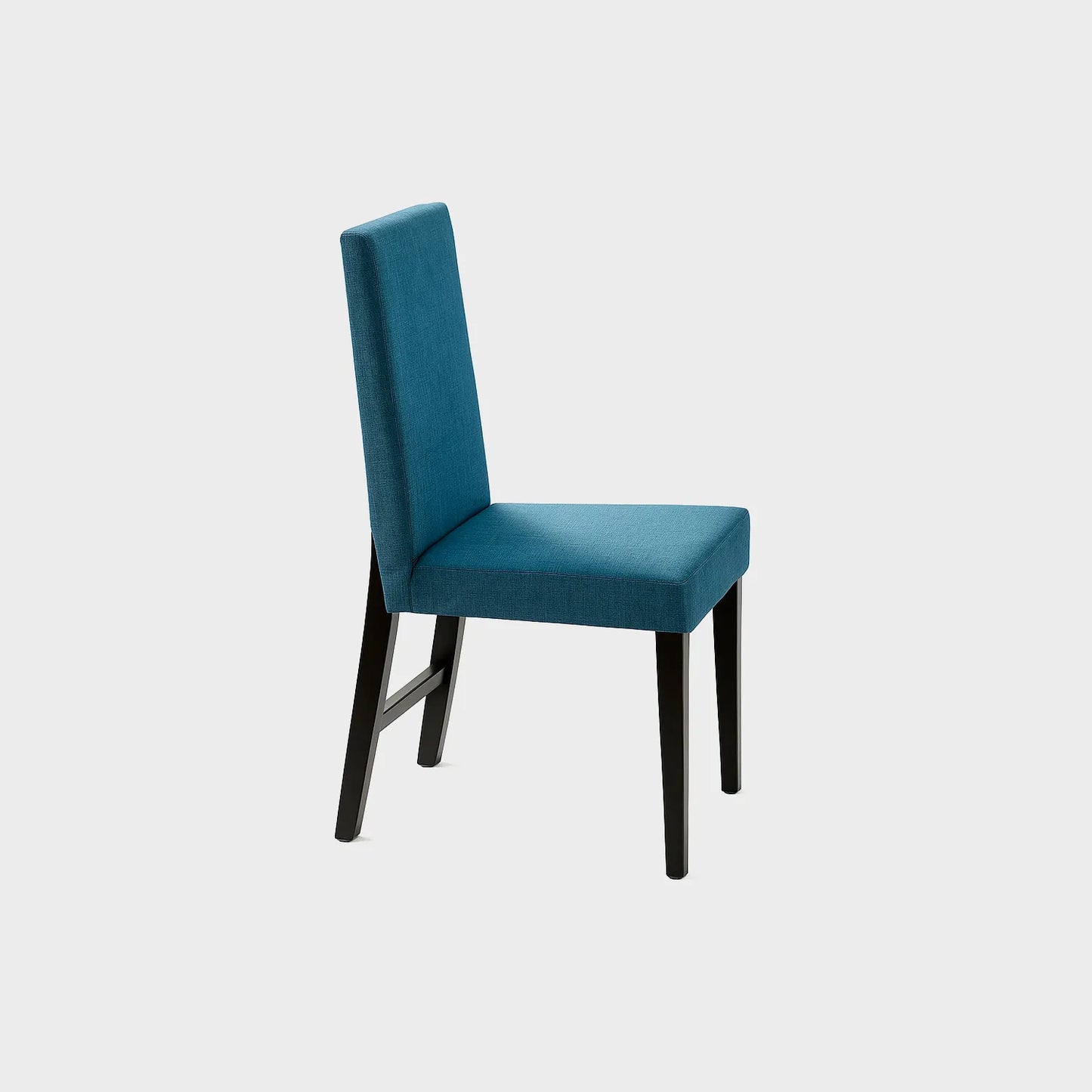 Silla de comedor Mónaco con bastidor en madera maciza tono negro, tapizada color azul, fotografía sobre fondo blanco, ideal para visualizar la combinación de estilos y colores - All Star muebles