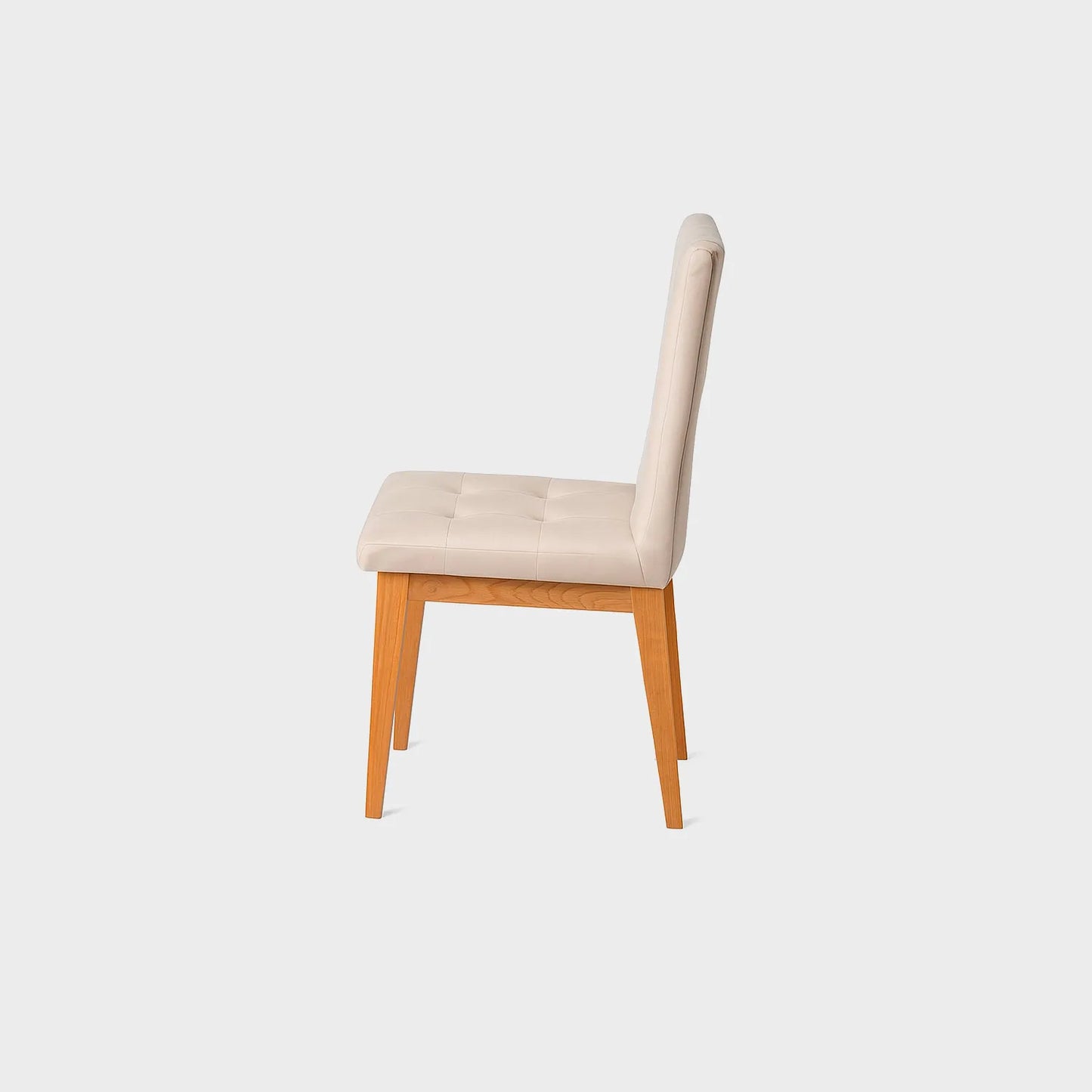 Silla de comedor Turín con bastidor en madera maciza tono natural, tapizada capitoné color beige, fotografía sobre fondo blanco, ideal para visualizar la combinación de estilos y colores - All Star muebles