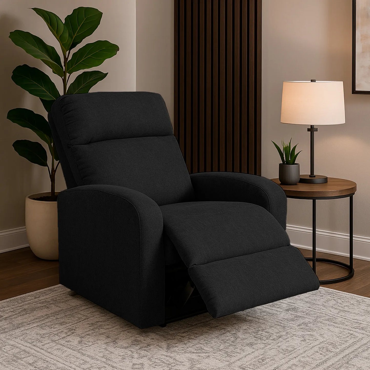 Sillón reclinable Logan abierto en tela negra con patas en plástico, ubicado en sala moderna minimalista, ambientado con mesa auxiliar, Ideal para hogares colombianos que buscan confort y estilo moderno - All Star muebles