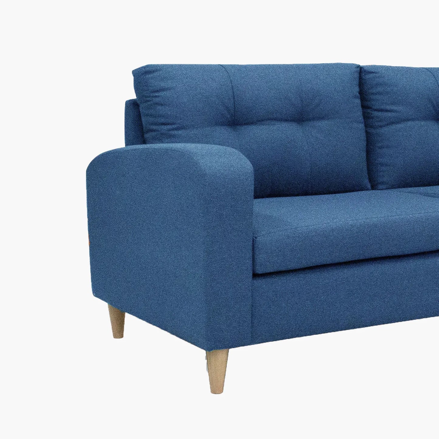 Sofá Brisa visto en detalle en tela color azul con patas de madera clara y diseño moderno con tapizado capitoné, ideal para salas modernas - All Star Muebles Colombia
