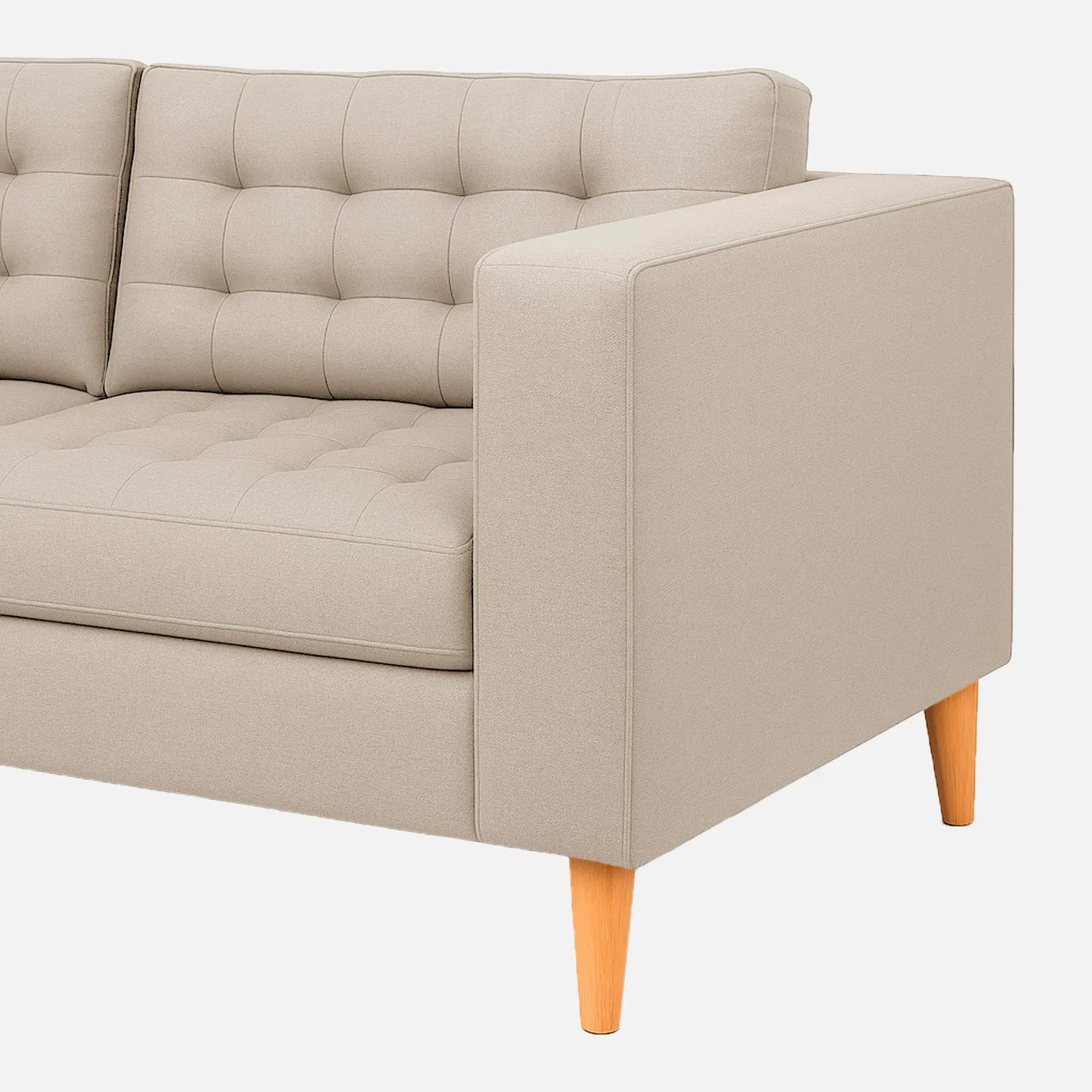 Sofá Honey visto en detalle en tela beige con patas de madera clara y tapizado con capitoné, ideal para salas y habitaciones - All Star Muebles