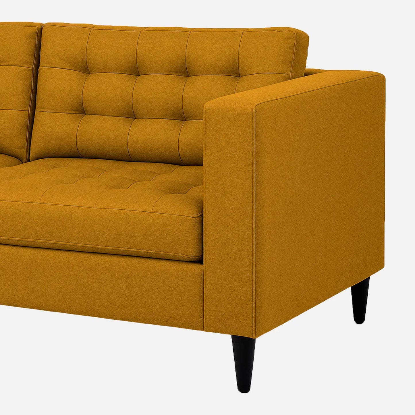 Sofá Honey visto en detalle en tela mostaza con patas de madera clara y tapizado con capitoné, ideal para salas y habitaciones - All Star Muebles