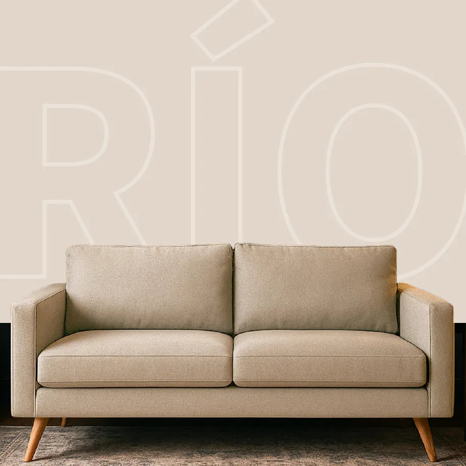 Gráfico de sofá Río 2 puestos en tela color beige viste desde frente, en un ambiente moderno minimalista con elementos decorativos - All Star Colombia muebles