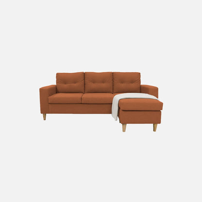 Sala en L Cielo visto de frente en tela color terracota con patas de madera clara y manta decorativo blanca, ideal para salas modernas - All Star Muebles Colombia