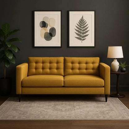 Sofá Honey en tela mostaza, ambientado en sala moderna con pared oscura, alfombra beige y decoración minimalista – diseño contemporáneo ideal para hogares colombianos – All Star Muebles Colombia