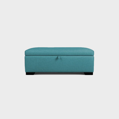 Puff tipo baúl visto de frente, tapizado color turquesa, con patas en madera color negro, fotografía sobre fondo blanco, ideal para visualizar la combinación de estilos y colores - All Star muebles