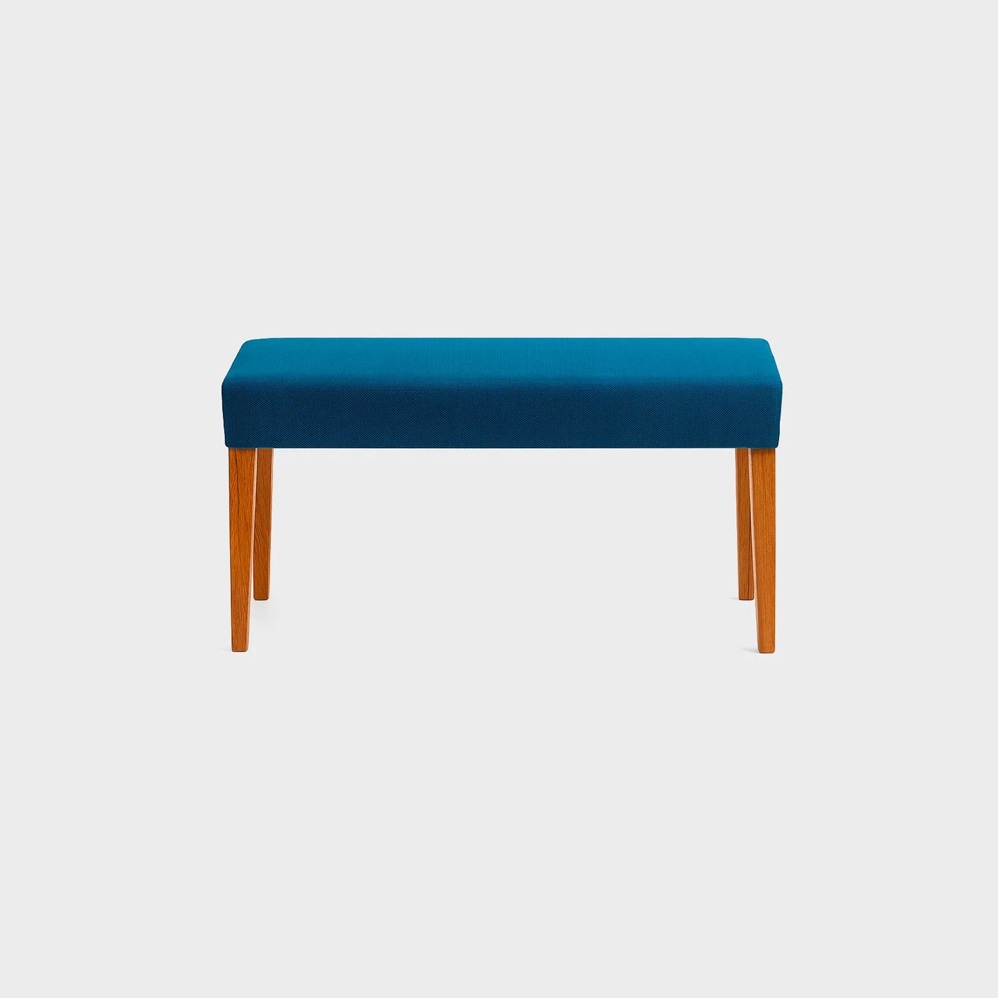 Butaco de comedor Picasso visto de frente con bastidor en madera maciza tono natural, tapizado liso color azul, fotografía sobre fondo blanco, ideal para visualizar la combinación de estilos y colores - All Star muebles