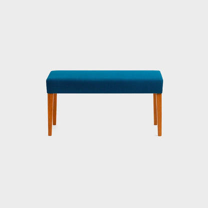 Butaco de comedor Picasso visto de frente con bastidor en madera maciza tono natural, tapizado liso color azul, fotografía sobre fondo blanco, ideal para visualizar la combinación de estilos y colores - All Star muebles