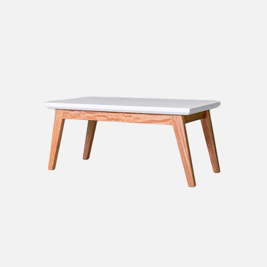 Mesa auxiliar Tanner vista en perspectiva en madera maciza tono natural, con tapa color blanco, fotografía sobre fondo blanco, ideal para visualizar la combinación de estilos y colores - All Star muebles