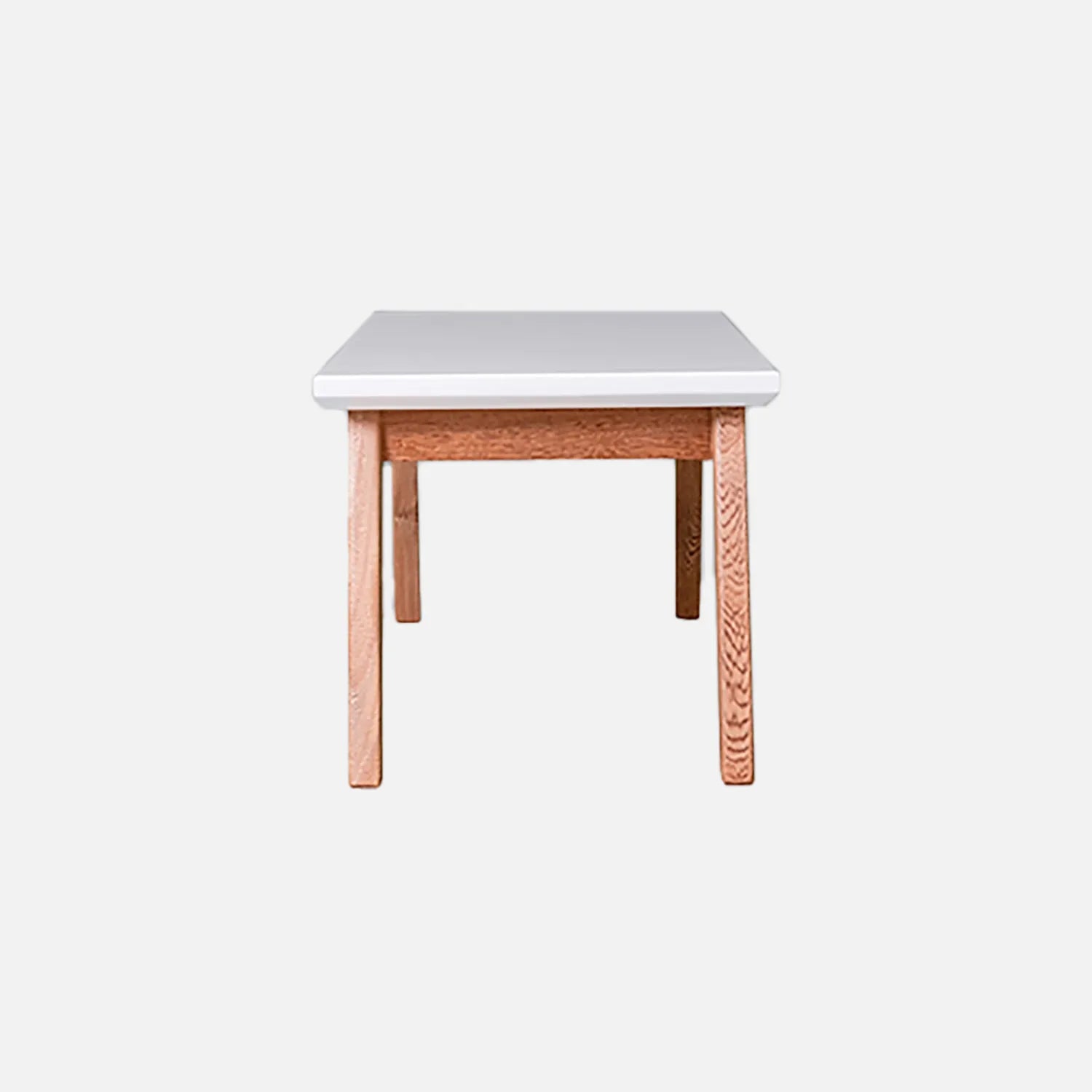 Mesa auxiliar Tanner vista en lateral en madera maciza tono natural, con tapa color blanco, fotografía sobre fondo blanco, ideal para visualizar la combinación de estilos y colores - All Star muebles