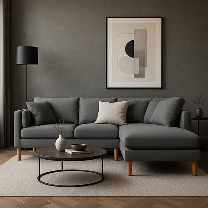 Sofá esquinero izquierdo 4 puestos en tela gris con patas en madera tono natural, ubicado en sala moderna minimalista, ambientado con mesa auxiliar, Ideal para hogares colombianos que buscan confort y estilo moderno - All Star muebles