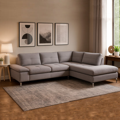 Sala en L izquierda Ravenna en tela gris, ambientado en sala moderna con pared clara, alfombra con visos grises y decoración minimalista – diseño contemporáneo ideal para hogares colombianos – All Star Muebles Colombia