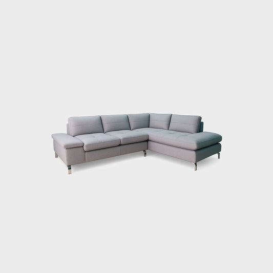 Sala en L Ravenna visto en perspectiva, tapizado color gris, con patas metálicas, fotografía sobre fondo blanco, ideal para visualizar la combinación de estilos y colores - All Star muebles