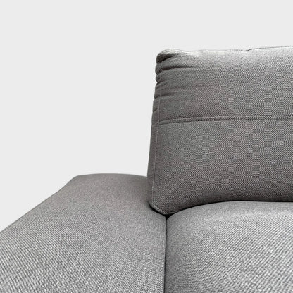 Sala en L Ravenna visto en detalle, tapizado color gris, textura visible, fotografía sobre fondo blanco, ideal para visualizar la combinación de estilos y colores - All Star muebles
