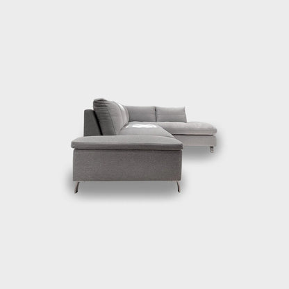 Sala en L Ravenna visto en lateral, tapizado color gris, con patas metálicas, fotografía sobre fondo blanco, ideal para visualizar la combinación de estilos y colores - All Star muebles