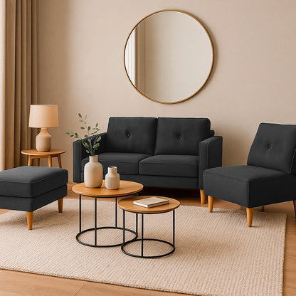 Set de sala multifuncional compuesto por poltrona, sofá dos puestos y puff, tapizados en tela color gris, patas cónicas de madera en tono natural, ubicado en sala moderna minimalista, ambientado con mesa auxiliar, Ideal para hogares colombianos que buscan confort y estilo moderno - All Star muebles