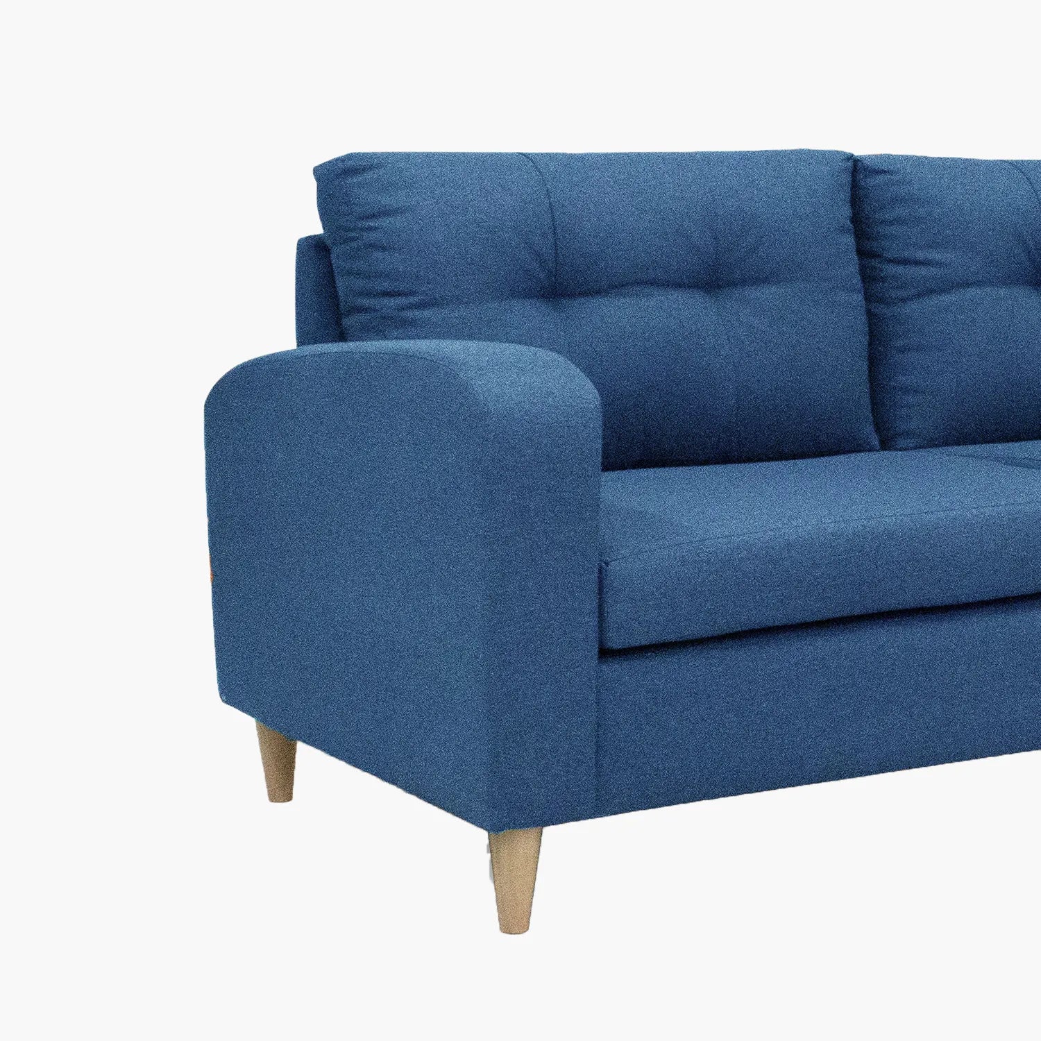 Sofá Brisa visto en detalle en tela color azul con patas de madera clara y diseño moderno con tapizado capitoné, ideal para salas modernas - All Star Muebles Colombia