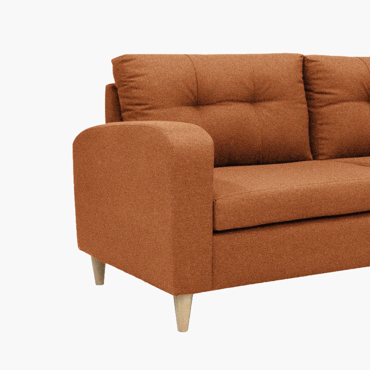 Sofá Brisa visto en detalle en tela color terracota con patas de madera clara y diseño moderno con tapizado capitoné, ideal para salas modernas - All Star Muebles Colombia