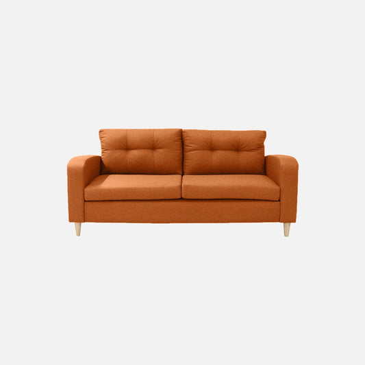 Sofá Brisa visto de frente en tela color terracota con patas de madera clara y diseño moderno con tapizado capitoné, ideal para salas modernas - All Star Muebles Colombia