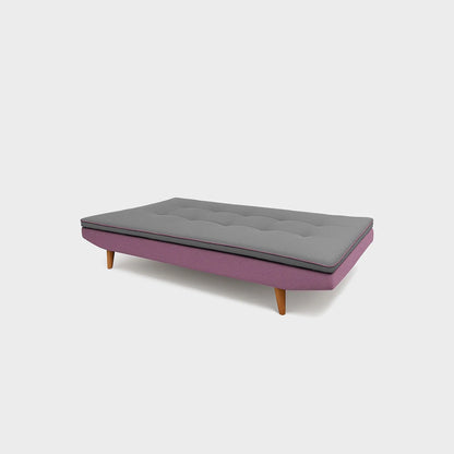 Sofá cama San Telmo tipo clic clac visto en perspectiva modo cama, tapizado color rosa y gris, con patas en madera torneada tono natural, fotografía sobre fondo blanco, ideal para visualizar la combinación de estilos y colores - All Star muebles