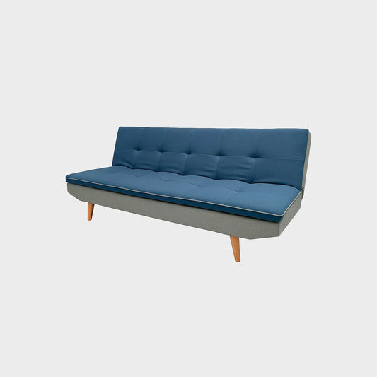 Sofá cama San Telmo tipo clic clac visto en perspectiva, tapizado color azul y gris, con patas en madera torneada tono natural, fotografía sobre fondo blanco, ideal para visualizar la combinación de estilos y colores - All Star muebles