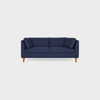 Sofá Gales dos puestos visto de frente, tapizado color azul, con patas en madera torneada tono natural, fotografía sobre fondo blanco, ideal para visualizar la combinación de estilos y colores - All Star muebles