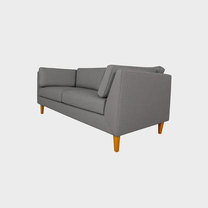 Sofá Gales dos puestos visto en perspectiva, tapizado color gris, con patas en madera torneada tono natural, fotografía sobre fondo blanco, ideal para visualizar la combinación de estilos y colores - All Star muebles
