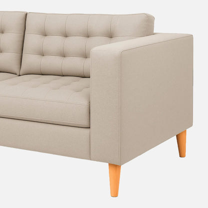 Sofá Honey visto en detalle en tela beige con patas de madera clara y tapizado con capitoné, ideal para salas y habitaciones - All Star Muebles