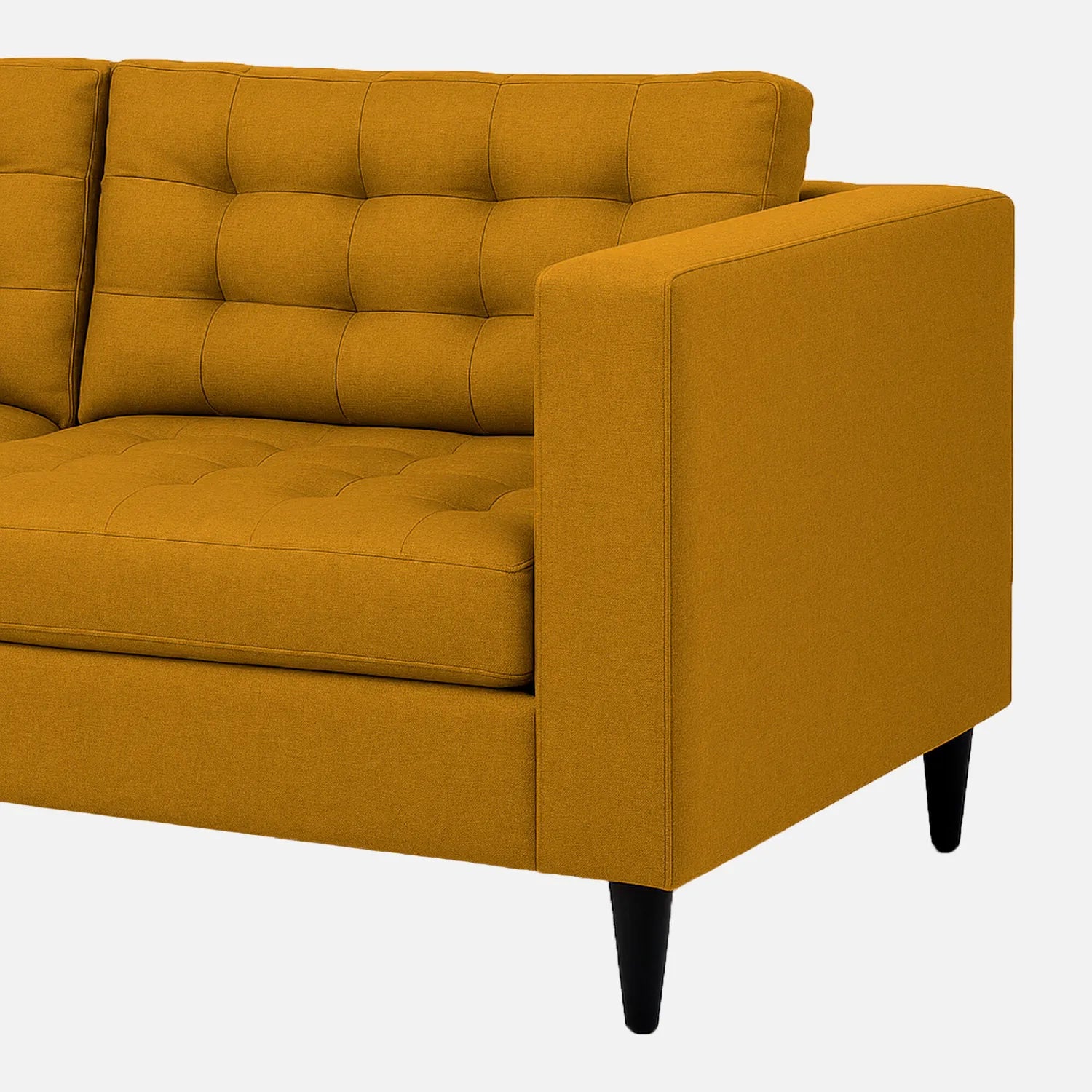 Sofá Honey visto en detalle en tela mostaza con patas de madera clara y tapizado con capitoné, ideal para salas y habitaciones - All Star Muebles