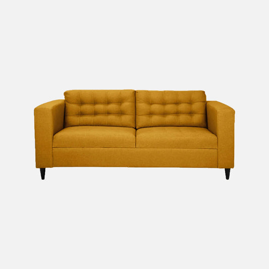 Sofá Honey visto en vista frontal en tela mostaza con patas de madera color negro y tapizado con capitoné, ideal para salas y habitaciones - All Star Muebles