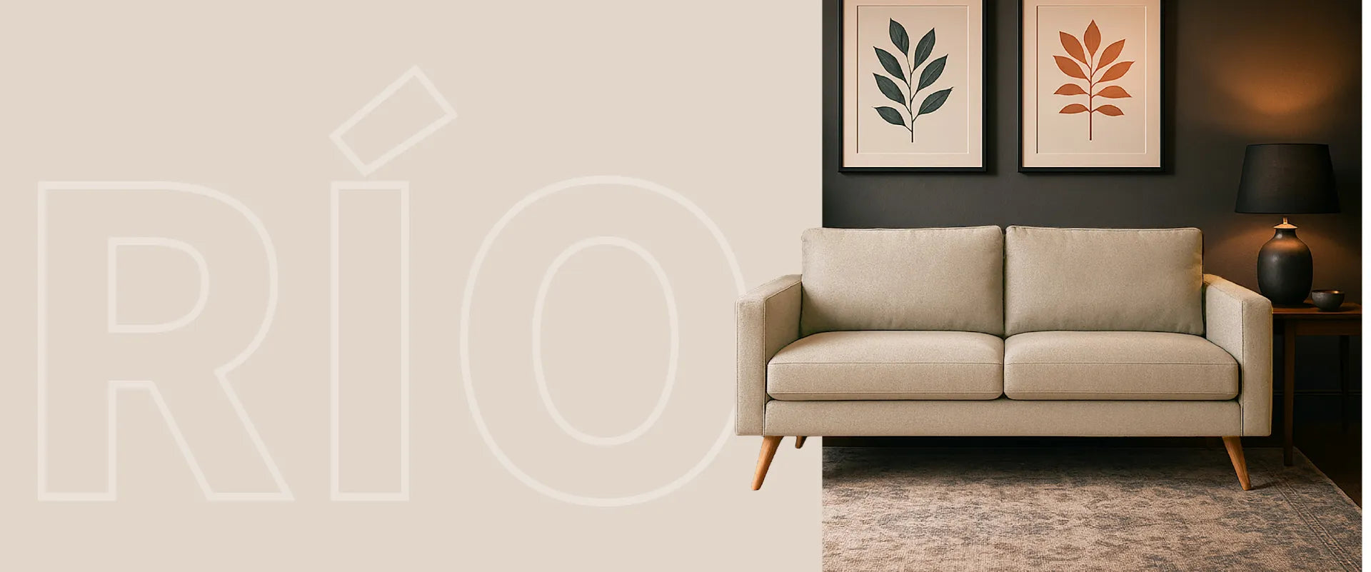 Gráfico de sofá Río 2 puestos en tela color beige viste desde frente, en un ambiente moderno minimalista con elementos decorativos - All Star Colombia muebles